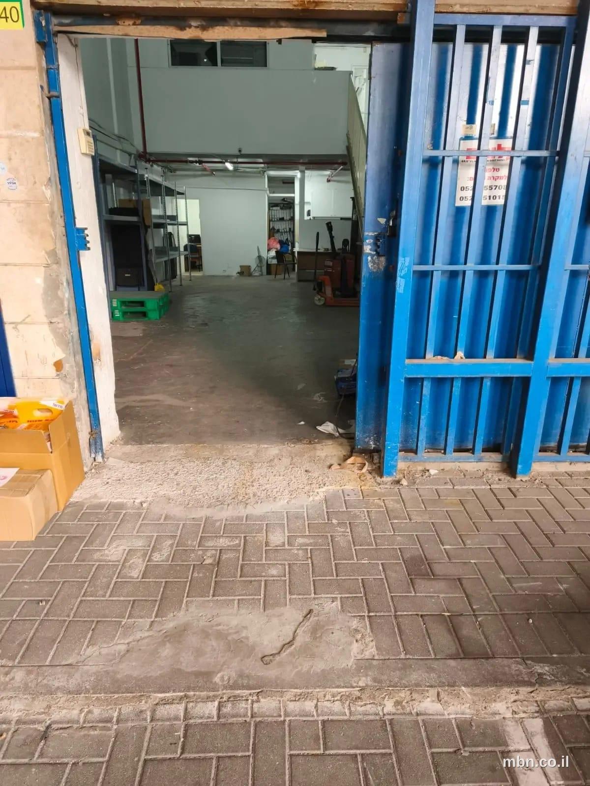 אולם תעשייתי 140 מ"ר עם גישת משאית עד הדלת